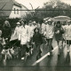 ARH Slg. Bartling 3860, Gemischte Gruppe in Regenkleidung beim Volkswandern, Bordenau