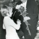 ARH Slg. Bartling 3864, Überreichung eines Blumenstraußes an Hans Zühlke, Rektor der Volksschule, durch eine Schüleri, Bordenau