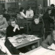 Stadtarchiv Neustadt a. Rbge., ARH Slg. Bartling 3866, DAG-Jugendheim, Blick in einen Schulungsraum mit jungen Menschen, die an Tischen sitzen und zuhören, Bordenau