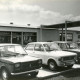 ARH Slg. Bartling 3870, FIAT-Autohaus Mineif, Blick über die nebeneinander abgestellten Verkaufsangebote auf die Gebäudefront, Bordenau