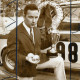 ARH Slg. Bartling 3872, Manfred Mineif, Rennfahrer aus Bordenau, mit zwei Pokalen und einem Siegerkranz vor seinem Wagen mit der Nummer 98, Bordenau