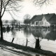 Stadtarchiv Neustadt a. Rbge., ARH Slg. Bartling 3878, Hochwasser der Leine, Blick über die Wasserfläche auf das Fährhaus von Osten
