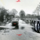ARH Slg. Bartling 3883, Hochwasser der Leine, Blick auf einen VW T3 Bulli, der über die soeben überschwemmte Straße Am Fährhaus (mit begleitendem Fußgängersteg) aus Bordenau kommend fährt