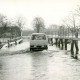 ARH Slg. Bartling 3884, Hochwasser der Leine, Blick auf einen VW T3 Bulli, der über die vollständig überschwemmte Straße Am Fährhaus (mit begleitendem Fußgängersteg) Richtung Bordenau fährt
