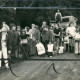 ARH Slg. Bartling 3891, Große Gruppe von Schülerinnen und Schülern unter Anleitung von Oberförster Lieske beim Start zu einer Müllsammlung im Wald, Bordenau