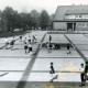 ARH Slg. Bartling 3894, Blick über den neu gepflasterten Schulhof auf das Schulgebäude, Bordenau