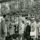 Stadtarchiv Neustadt a. Rbge., ARH Slg. Bartling 3908, Scharnhorsthaus (Gutshaus), Am Kampe 23, Gruppe von älteren Leuten vor dem Eingang, Bordenau