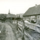 ARH Slg. Bartling 3920, Blick über einen Nebenweg und das Nebengebäude eines Bauernhofs auf den Kirchturm der Dorfkirche, Alt-Bordenau
