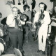 ARH Slg. Bartling 3942, Auftritt einer Dixieland-Jazz-Band gemischten Alters in einem Wohnzimmer, Bordenau