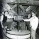 ARH Slg. Bartling 3980, Bockwindmühle, Führung einer Gruppe von zwei Personen am Getriebe eines Mahlwerks durch N. N., Dudensen