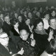 ARH Slg. Bartling 3993, Blick in den vollbesetzten Saal über die applaudierenden Zuschauer beim Theaterabend, Dudensen