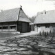 Stadtarchiv Neustadt a. Rbge., ARH Slg. Bartling 4006, Der sogenannte Schafstall als Schützenhaus, hintere Seitenansicht, rechts das Gasthaus, Esperke