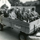 Stadtarchiv Neustadt a. Rbge., ARH Slg. Bartling 4014, Veteranen auf einem Trecker-Anhänger sitzend während des Umzugs beim Feuerwehrfest, Esperke
