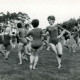 ARH Slg. Bartling 4021, Größere Gruppe von Frauen bei Volkstanz-Gymnastik auf dem Sportplatz, Esperke