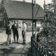 Stadtarchiv Neustadt a. Rbge., ARH Slg. Bartling 4026, Gruppe von drei Männern stehend in Diskussion vor dem Gemeindehaus, Esperke