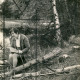 ARH Slg. Bartling 4030, Die Esperker Lehrerin und Naturschützerin Maria Draheim auf einem Baumstamm sitzend mit einem Papier auf dem Schoß am Ufer des Heideweihers im Blanken Flat, Esperke-Warmeloh