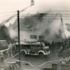 Stadtarchiv Neustadt a. Rbge., ARH Slg. Bartling 4045, Löscheinsatz der Feuerwehr mit mehreren Löschfahrzeugen bei einem Brand in einem Wohnhaus in Eilvese (?)