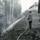 Stadtarchiv Neustadt a. Rbge., ARH Slg. Bartling 4047, Löscheinsatz der Feuerwehr mit Wasserspritze am Bahndamm, Eilvese