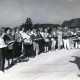 ARH Slg. Bartling 4059, Auftritt eines gemischten Chors auf einer Straße unter der Leitung von Hauptlehrer Albert Hümme, Eilvese