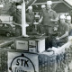 ARH Slg. Bartling 4080, Männer aus dem STK Eilvese mit älterem Küchenherd und Pfanne auf einem Wagen (mit der Aufschrift "STK Turner BAR") beim Erntefestumzug, Eilvese