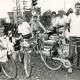 ARH Slg. Bartling 4081, Sechs junge Männer mit gesatteltem Fahrrad fahrbereit stehend am Bahnübergang der Eilveser Hauptstraße, Eilvese