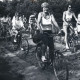 ARH Slg. Bartling 4082, Zahlreiche Männer und Frauen bei Sonnenschein auf Fahrradtour in Eilvese (?)