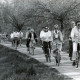 Stadtarchiv Neustadt a. Rbge., ARH Slg. Bartling 4083, Zahlreiche Männer und Frauen bei Sonnenschein auf Fahrradtour in Eilvese (?)