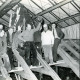 ARH Slg. Bartling 4100, Richtfest mit acht Zimmerleuten und dem Eilveser Firmenchef Friedrich Duensing (r.) auf dem Dachstuhl unter dem Richtkranz, über dem Dachsstuhl ein größeres Zeltdach, Eilvese