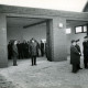 Stadtarchiv Neustadt a. Rbge., ARH Slg. Bartling 4112, Schlüsselübergabe für die neue Fahrzeughalle der Feuerwehr an Brandmeister Albert Bruns durch Bürgermeister Heinrich Dannenberg, Blick über den Vorplatz in die geöffnete Halle, Eilvese