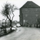 ARH Slg. Bartling 4126, Alte Wassermühle an der Empeder Straße (L 191), Blick auf den Straßenverlauf und das Gebäude, Empede