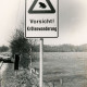 Stadtarchiv Neustadt a. Rbge., ARH Slg. Bartling 4130, Straßenrand mit Warnschild "Vorsicht! Krötenwanderung", Empede