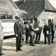 ARH Slg. Bartling 4136, Mitglieder des Kreistages auf Besichtigungstour, im Hintergrund ein Omnibus der Firma Dela-Express und der Hof N. N., Empede