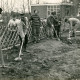 Stadtarchiv Neustadt a. Rbge., ARH Slg. Bartling 4138, Ehrenamtliche Verschönerungsarbeiten im Außenbereich des Kindergartens, Empede