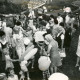 Stadtarchiv Neustadt a. Rbge., ARH Slg. Bartling 4140, Kinder hantieren mit aufgehängten Luftballons, Mütter und Großmütter nehmen Anteil beim Kinderfest im Spielkreis, Empede