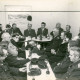 ARH Slg. Bartling 4146, Versammlung der Empeder Feuerwehr an Tischen sitzend mit Vertretern der Stadt Neustadt a. Rbge.