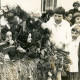 Stadtarchiv Neustadt a. Rbge., ARH Slg. Bartling 4150, Kinder in einem mit Blumen und Früchten geschmückten Bollerwagen beim Erntefestumzug, Empede