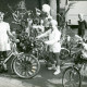 ARH Slg. Bartling 4152, Kinder mit geschmückten Fahrrädern zur Abfahrt bereit beim Erntefestumzug, Empede