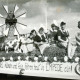 ARH Slg. Bartling 4157, Auf geschmücktem Wagen mit Themenschild "Hollandmädel hübsch und fein fahren heut´ in EMPEDE ein!" phantasievolle Windmühle und Frauen, gekleidet wie "Frau Antje" beim Erntefestumzug, Empede