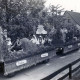 Stadtarchiv Neustadt a. Rbge., ARH Slg. Bartling 4159, Auf zwei geschmückten Wagen Frauen, die die vier Jahreszeiten darstellen Erntefestumzug, Empede