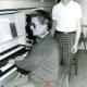 ARH Slg. Bartling 4184, Hilde Hahn beim Spiel auf der Hagener Orgel mit zwei Manualen, hinter ihr stehend Volker Hahn, Hagen