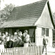 Stadtarchiv Neustadt a. Rbge., ARH Slg. Bartling 4198, Neubau eines Wartehäuschens an der Bushaltestelle, Gruppe von jungen Leuten, die vor dem fertiggestellten Unterstand auf den Bus warten, Hagen