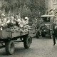 Stadtarchiv Neustadt a. Rbge., ARH Slg. Bartling 4220, Anhänger mit Kindern, dahinter Treckergespann mit Blumenkrone beim Erntefestumzug, Hagen