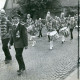 ARH Slg. Bartling 4226, Fanfarenzug Heuerssen, vorn mitmarschierend in Schützenuniform Kommandeur Dietrich Bertram beim Schützenfest, Hagen