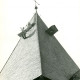 Stadtarchiv Neustadt a. Rbge., ARH Slg. Bartling 4264, Reparaturarbeiten am Schiefer-gedeckten Turmhelm der Kirche, Helstorf