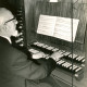 Stadtarchiv Neustadt a. Rbge., ARH Slg. Bartling 4265, Organist Hermann Stahlbusch beim Spielen auf der Orgel (mit zwei Manualen) in der Kirche, Helstorf