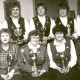 ARH Slg. Bartling 4269, Gruppenporträt der mit Pokalen ausgezeichneten Schützendamen in Uniform (bis auf eine), sitzend und dahinter stehend, Helstorf