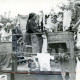 ARH Slg. Bartling 4301, Wagen mit Frauen in "historischen" Kleidern bei der Handwäsche in alten Waschkübeln beim Umzug des Erntefests, Lutter