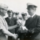 ARH Slg. Bartling 4312, Überreichung eines Schieß-Pokals an einen Oberbootsmann im Beisein von vier weiteren Marinesoldaten durch N. N., Luttmersen