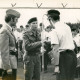 ARH Slg. Bartling 4314, Begrüßung des Generals N. N. in Arbeitsuniform durch N. N. und Bataillonskommandeur OTL Weber (l.) (in Dienstuniform), im Hintergrund ein Spielmannszug der Bundeswehr, Luttmersen