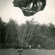 Stadtarchiv Neustadt a. Rbge., ARH Slg. Bartling 4316, Landung eines Fallschirmspringers auf dem Standortübungsplatz, Luttmersen